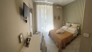 Basic-Doppelzimmer, 1 Doppelbett | Hochwertige Bettwaren, Zimmersafe, individuell dekoriert