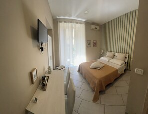 Eenvoudige tweepersoonskamer, 1 tweepersoonsbed | Luxe beddengoed, een kluis op de kamer, individueel gedecoreerd