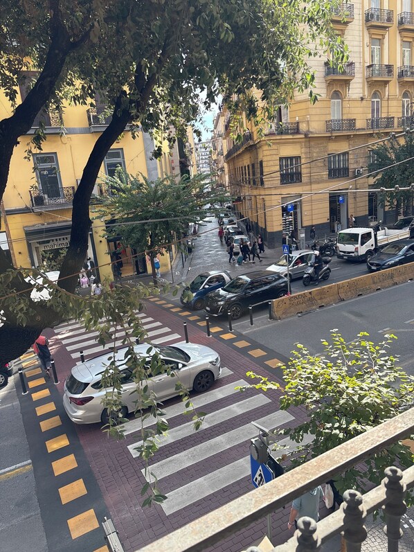 أغطية فراش متميزة وخزنة داخل الغرفة ومكتب وستائر تعتيم