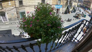 A building with a sign reading "GAMBARDELLA" and a balcony with a railing. - B&B 248 (Naples)