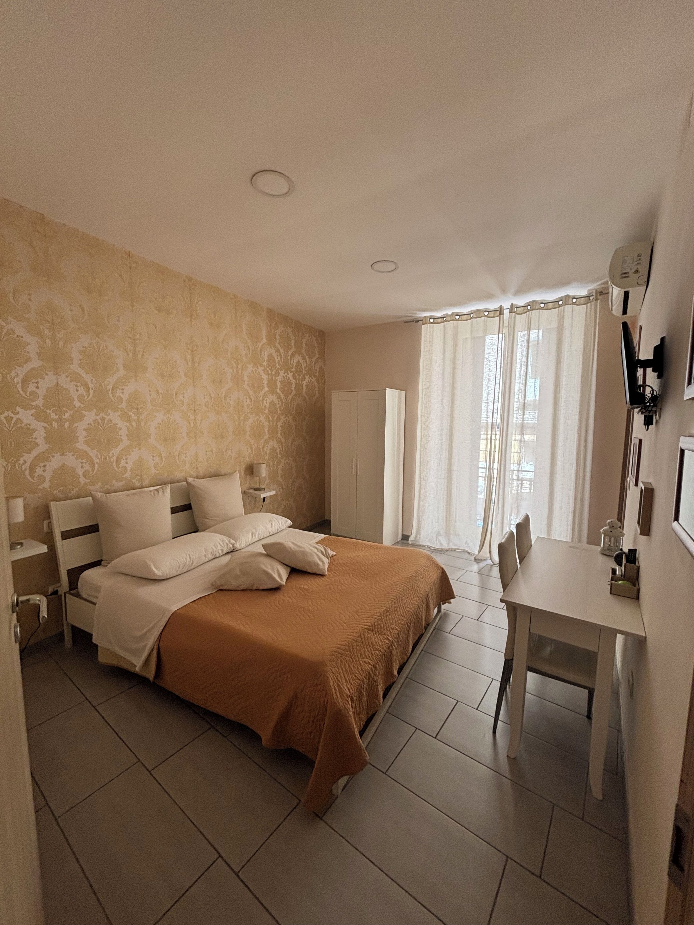 ห้องสแตนดาร์ดดับเบิล, เตียงใหญ่ 1 เตียง | เครื่องนอนระดับพรีเมียม, ตู้นิรภัยในห้องพัก