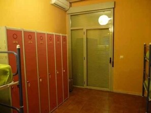 Buồng tắm vòi sen, máy sấy tóc, khăn tắm