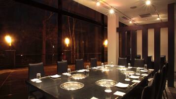 3 restaurants, breakfast, dinner served; Japanese cuisine