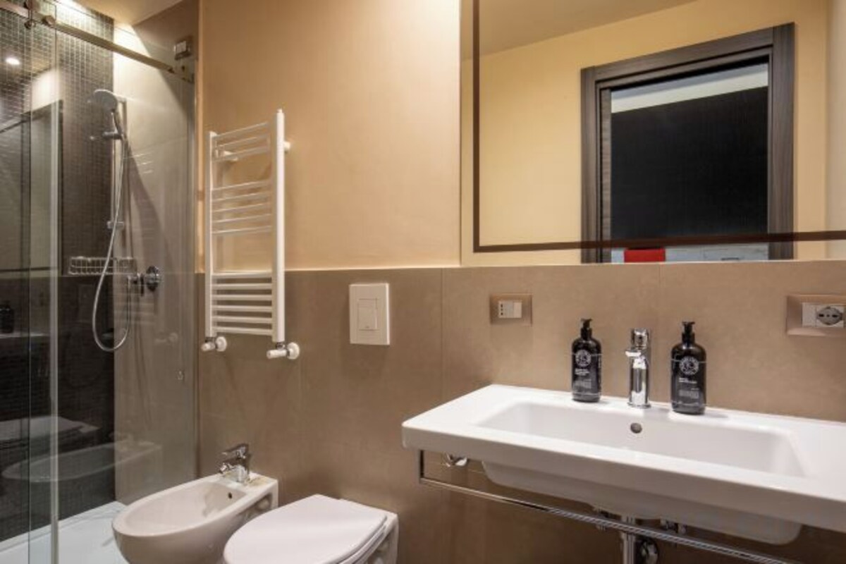 Shower, eco-friendly toiletries, towels