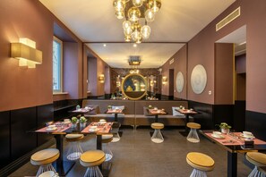 朝食 (コンチネンタル ブレックファスト)、毎日提供 (無料)