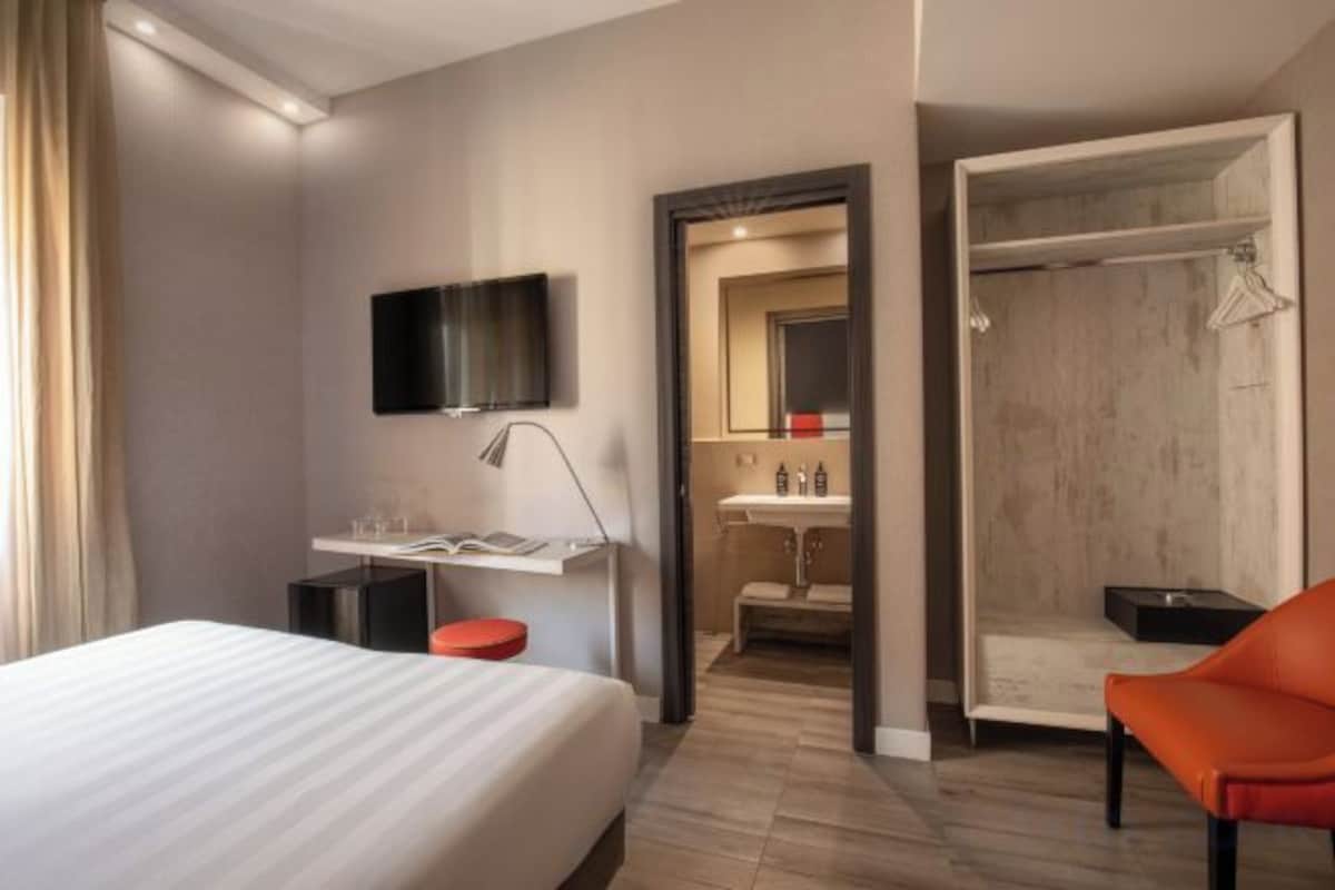 Ropa de cama de alta calidad y caja de seguridad en la habitación