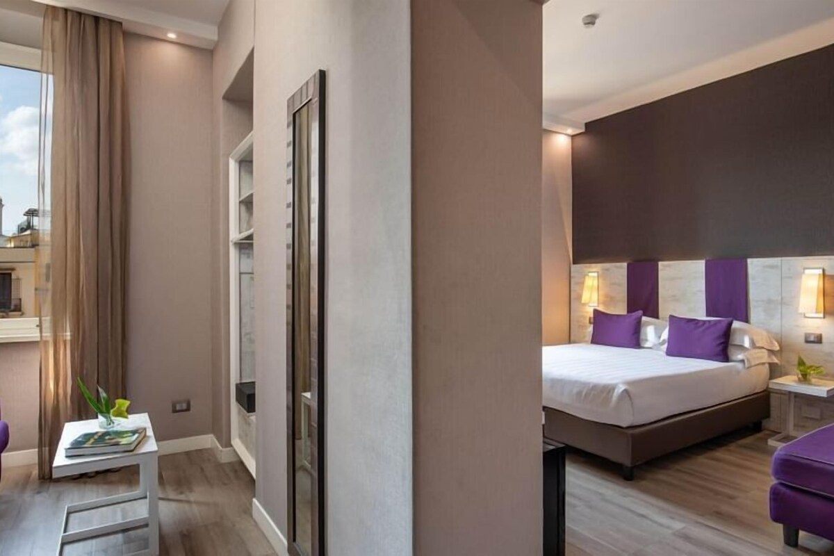 Ropa de cama de alta calidad, caja fuerte, escritorio y cortinas opacas
