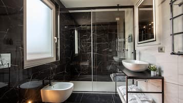 Suite | Bathroom | Shower, eco-friendly toiletries, towels