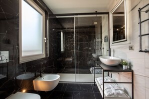 Bathroom - The Guardian Hotel (Rome)