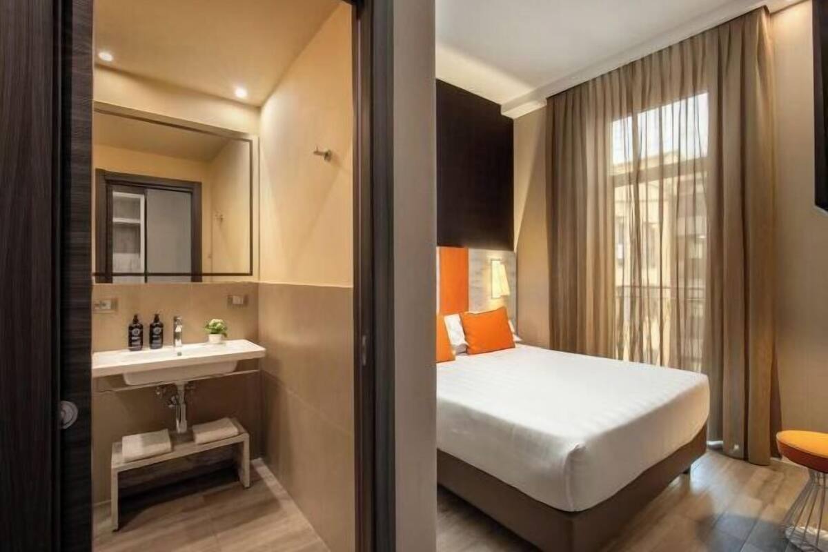 Premium bedding, in-room safe, desk, blackout drapes