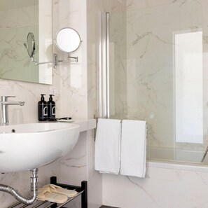 Een douche, een regendouche, designer toiletartikelen, een haardroger
