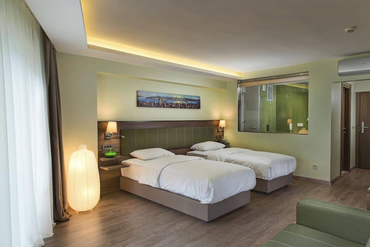 Quarto casal luxo, sacada, vista para a cidade | Roupas de cama premium, frigobar, cofres nos quartos, escrivaninha