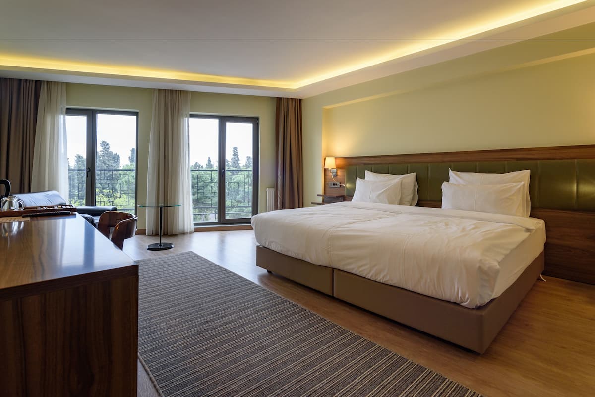 Roupas de cama premium, frigobar, cofres nos quartos, escrivaninha
