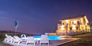 A two-story building with a swimming pool and lounge chairs. - Agriturismo L'Oasi (Ceraso)