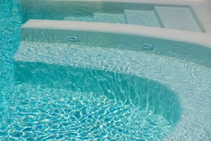 A clear view of a swimming pool with a visible drain and steps leading into the water. - Agriturismo L'Oasi (Ceraso)