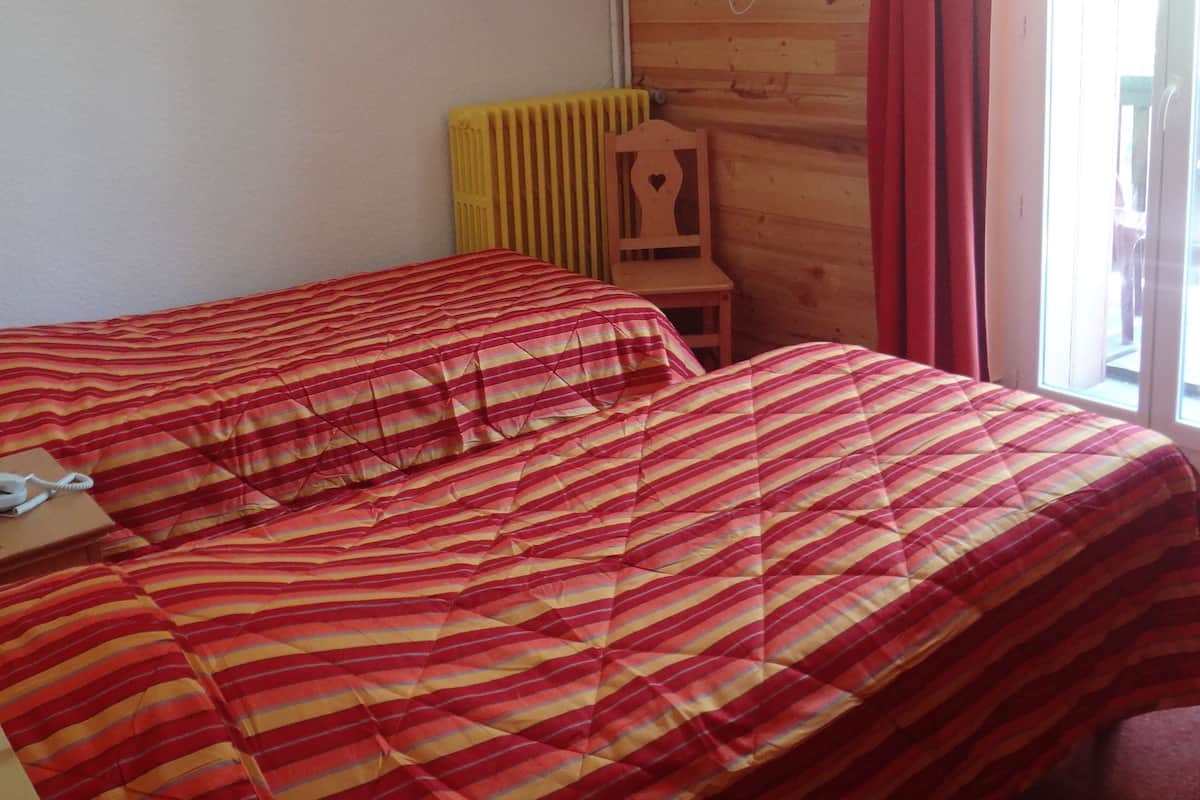 Schreibtisch, schallisolierte Zimmer, Babybetten, WLAN