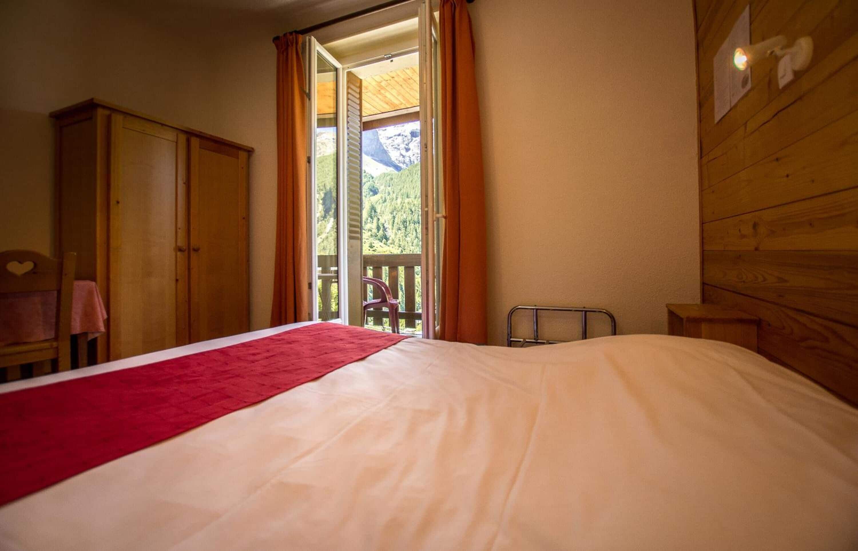 1 bedroom, desk, soundproofing, cots/infant beds