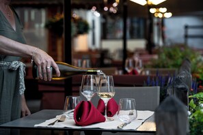 Déjeuner et dîner servis sur place, spécialités Cuisine régionale