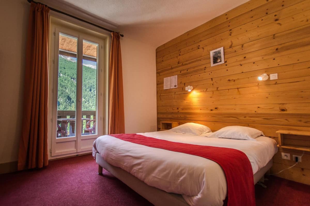 double room | 1 bedroom, desk, soundproofing, cots/infant beds