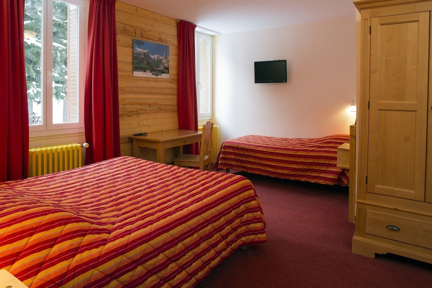 triple room | 1 bedroom, desk, soundproofing, cots/infant beds