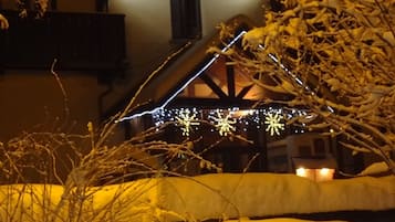 Fassade der Unterkunft – Abend/Nacht