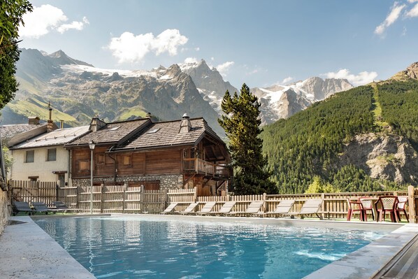 Piscine extérieure, chaises longues