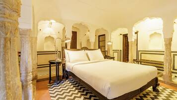 Deluxe Double Room, 1 Bedroom, Non Smoking, Courtyard view | 2 ๊ฐ์ ์นจ์ค, ๊ฐ์ค ๋ด ๊ธ๊ณ , ์ฑ
์, ๋ค๋ฆฌ๋ฏธ/๋ค๋ฆฌ๋ฏธํ