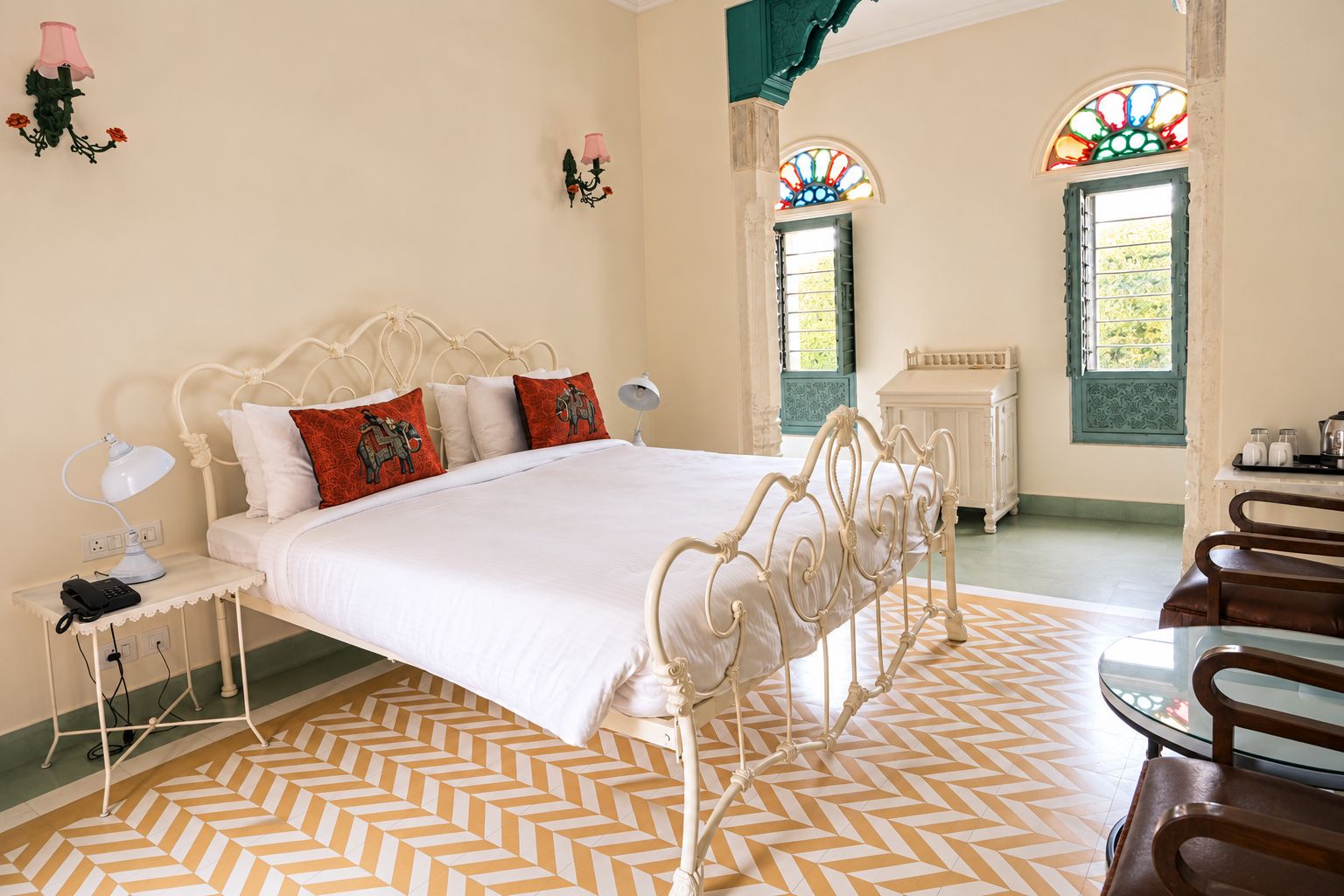 Une chambre à coucher avec un lit, une table de chevet, une lampe et une chaise.
