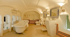 Royal Suite, 1 King Bed, Non Smoking, Courtyard view | Salle de bain