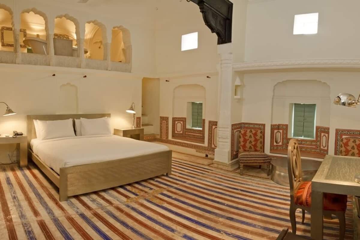 royal suite, 1 king bed, non smoking, courtyard view | 2 bedrooms, in-room safe, desk, iron/ironing board