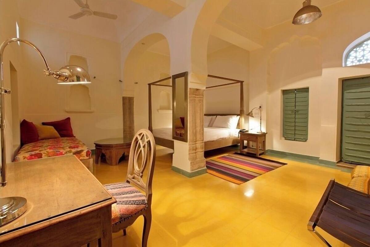 Caja de seguridad en la habitación y escritorio