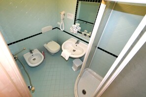 Departamento estándar | Baño | Regadera y secadora de cabello