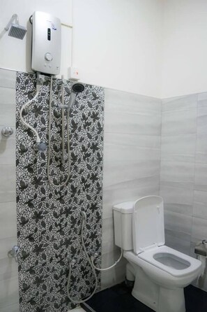 Triple Room, Garden View | Bathroom | Shower, free toiletries, hair dryer, towels - Sameera Villa (Weligama)