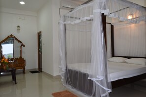 Een bureau, verduisterende gordijnen, extra bedden (toeslag)