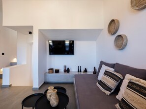 Superior huis (Mare) | Woonruimte | Een 38-inch smart-tv met satellietzenders