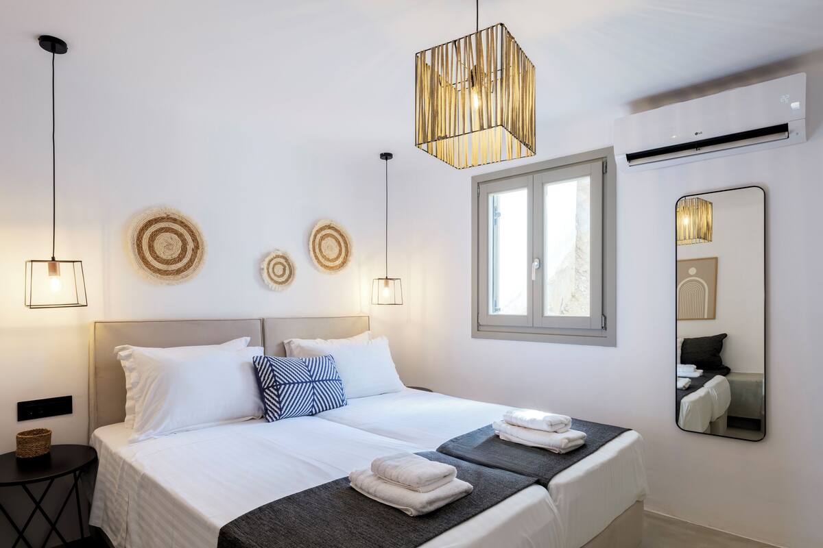 House (Light Blue) | Desk, soundproofing, iron/ironing board, free WiFi