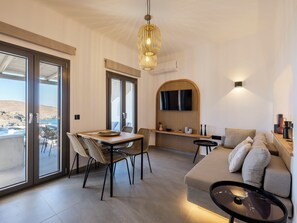 Casa (Thea 1) | Sala d'estar | Televisor intel·ligent de 38 polzades amb canals per satèl·lit 