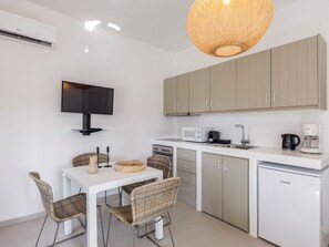 Casa (Thea 2) | Cocina privada | Frigorífico, microondas, placa de cocina y máquina de café espresso