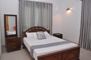 Habitación Deluxe, balcón | Escritorio, tabla de planchar con plancha, camas supletorias