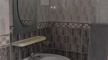 Ducha, artículos de tocador gratuitos, toallas