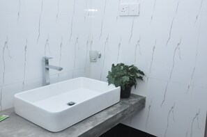 Chambre Standard, vue jardin | Salle de bain