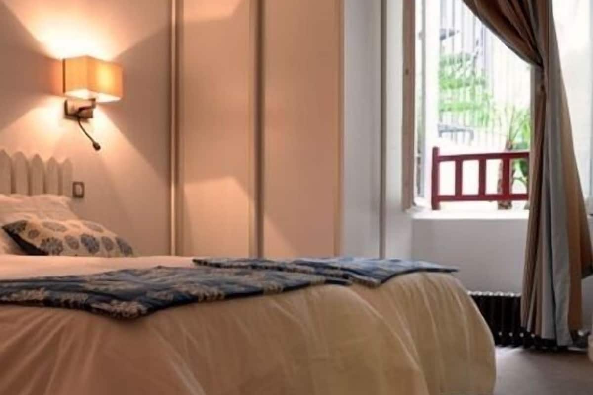 Habitación doble Confort (Plus) | Ropa de cama de alta calidad, escritorio, cunas gratuitas y wifi gratis
