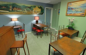 Dagelijks continentaal ontbijt (EUR 9 per persoon)