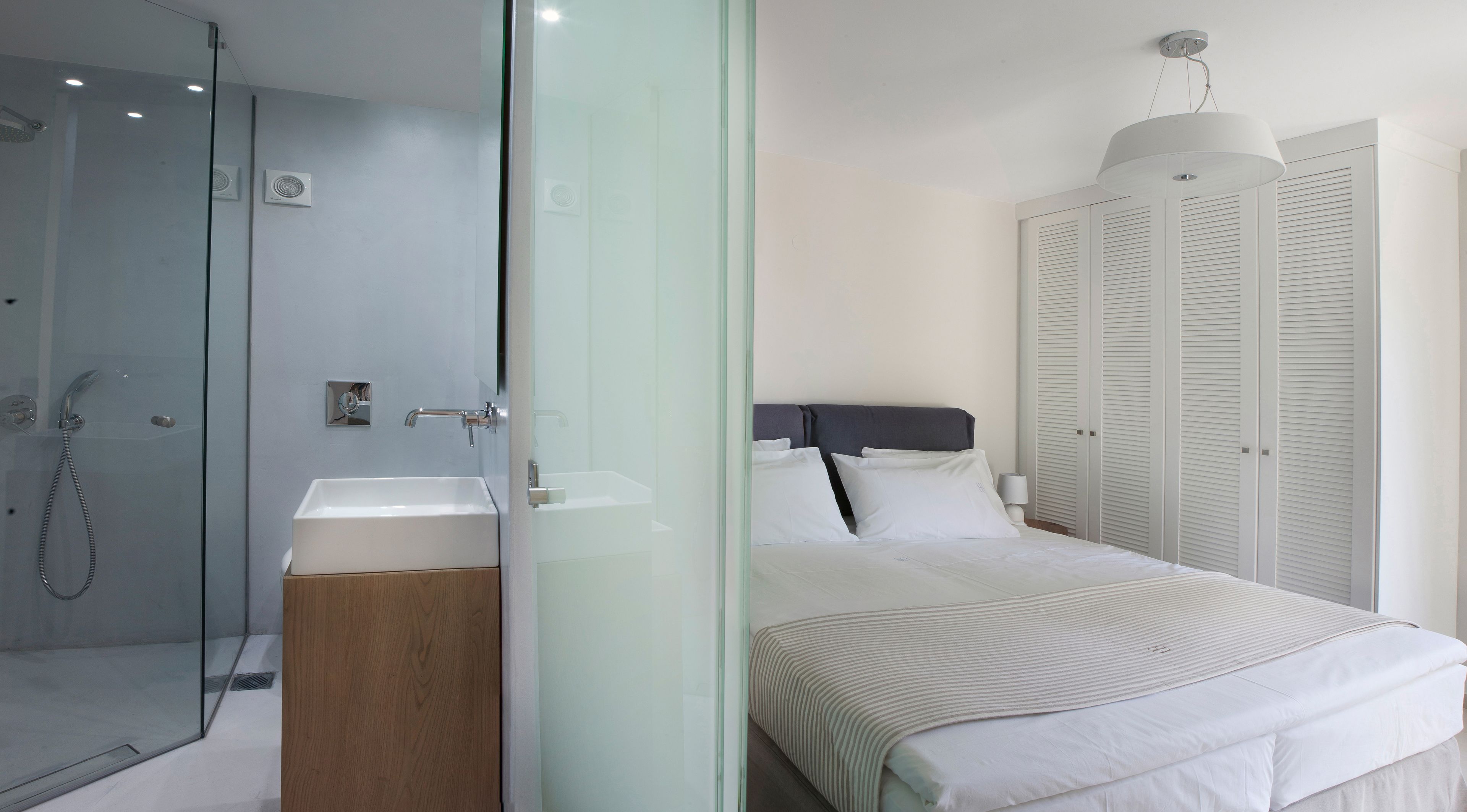 Une salle de bain moderne avec une douche à parois de verre, un lavabo et un meuble-lavabo.