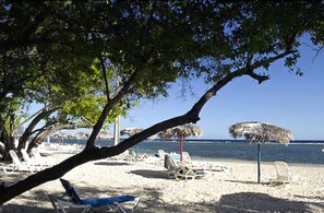 Playa de arena blanca y bar en la playa 