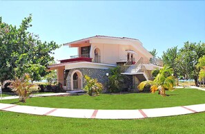 Vista frontal de la propiedad