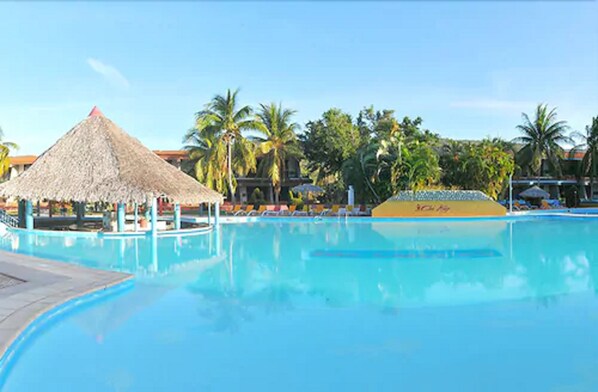 Alberca al aire libre y camastros 