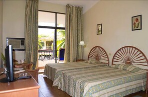 Habitación estándar | Minibar, escritorio, espacio para trabajar con laptop y ropa de cama 