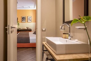 Deluxe tweepersoonskamer | Badkamer | Een douche, gratis toiletartikelen, een haardroger, handdoeken