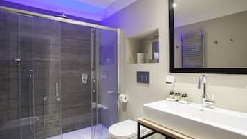Junior Suite | Badezimmer | Dusche, kostenlose Toilettenartikel, Haartrockner, Handtücher